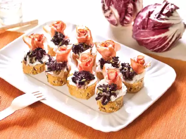 Ricetta Crostini con radicchio caramellato e speck