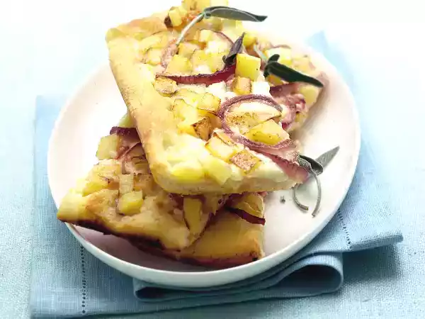 Ricetta Pizza morbida con patate, stracchino e cipolle rosse: ricetta facile e profumata