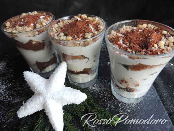 Bicchierini di tiramisù con yogurt greco e panna