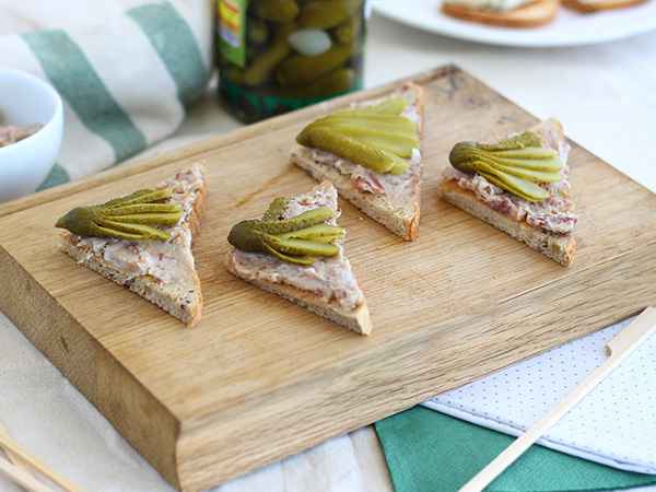 Ricetta Tartine con paté e cetriolini