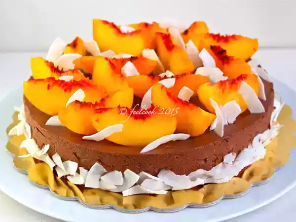 Ricetta Torta mousse di cioccolato, pesche e cocco