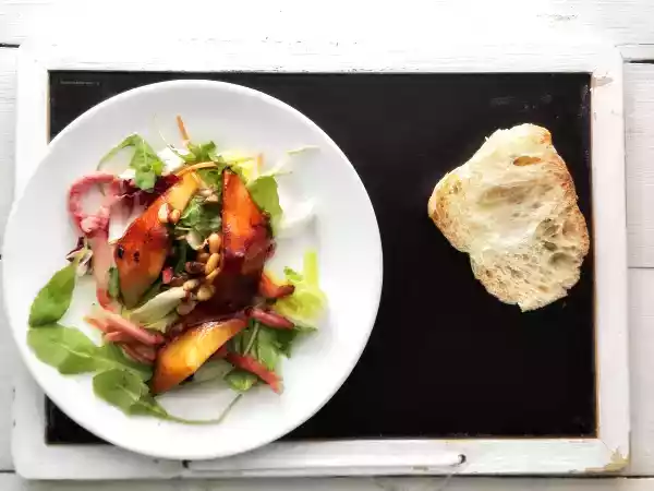 Ricetta Insalata di pere, speck e aceto balsamico
