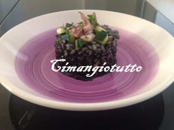 Risotto al nero di seppia con seppie e zucchine croccanti