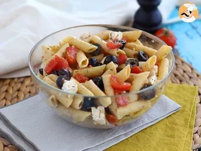 Ricetta Insalata di pasta con feta, olive nere e pomodori
