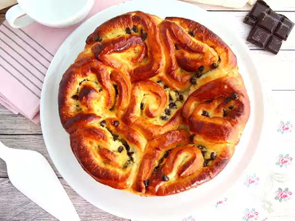 Ricetta Torta chinoise farcita con crema pasticcera e gocce di cioccolato