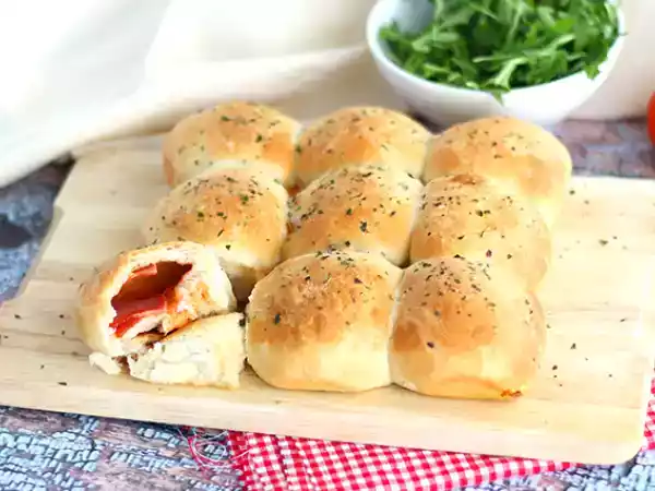 Ricetta Fagottini di pizza con prosciutto cotto e formaggio