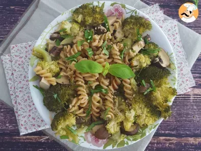 Ricetta Pasta di legumi con broccoli, funghi e basilico
