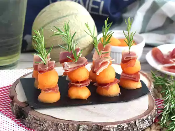Ricetta Spiedini di rosmarino con prosciutto e melone