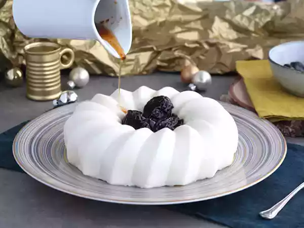 Ricetta Biancomangiare al cocco con coulis di prugne secche
