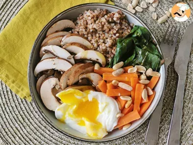 Ricetta Buddha bowl vegetariano con grano saraceno tostato, verdure e uovo in camicia