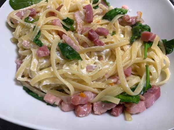 Ricetta Linguine con pancetta, ricotta e spinaci