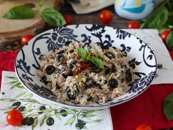 Insalata di riso mediterranea: tonno, olive, pomodori secchi e limone