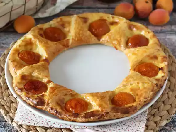 Ricetta Corona di pasta sfoglia con crema pasticcera e albicocche