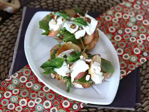 Ricetta Bruschette con burrata, pesche grigliate e rucola: l'idea agrodolce che stupirà tutti!