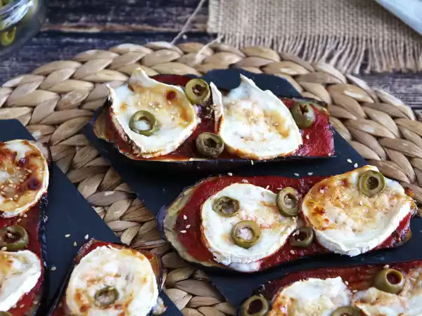Ricetta Bruschette di melanzane con salsa di pomodoro e formaggio