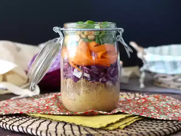Ricetta Insalata in barattolo: la nostra versione vegetariana e facile da preparare
