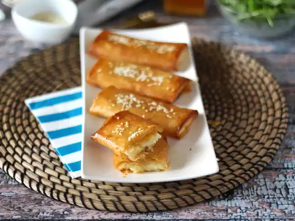 Ricetta Feta saganaki al forno: la ricetta greca con pasta fillo, feta e miele