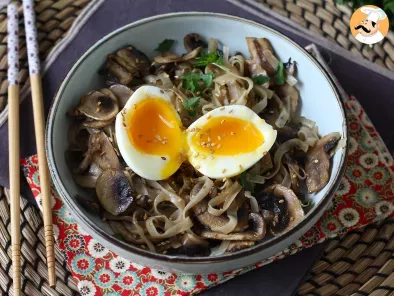 Ricetta Noodles di riso con funghi e uova (ricetta vegetariana)