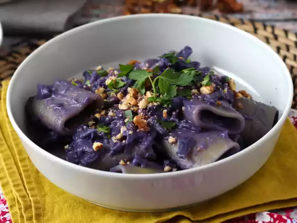 Ricetta Pasta con cavolo rosso e noci, il primo piatto bello da vedere e facile da preparare