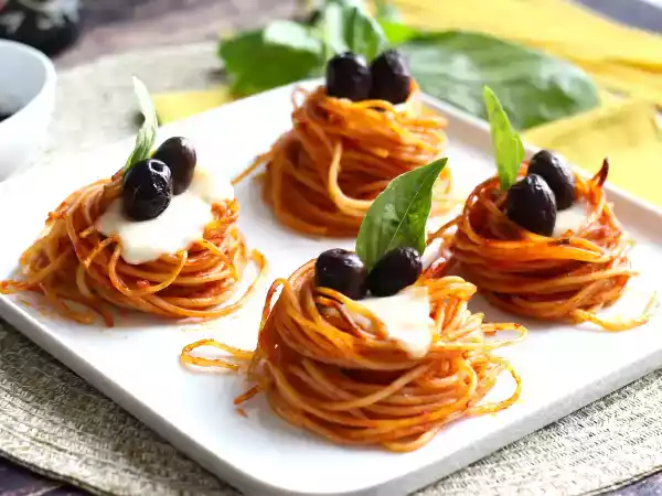 Ricetta Nidi di pasta al forno, un primo piatto sfizioso e facilissimo da preparare