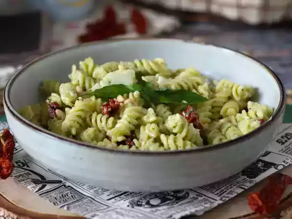 Ricetta Pasta fredda con pesto di zucchine, mozzarella di bufala e pomodori secchi