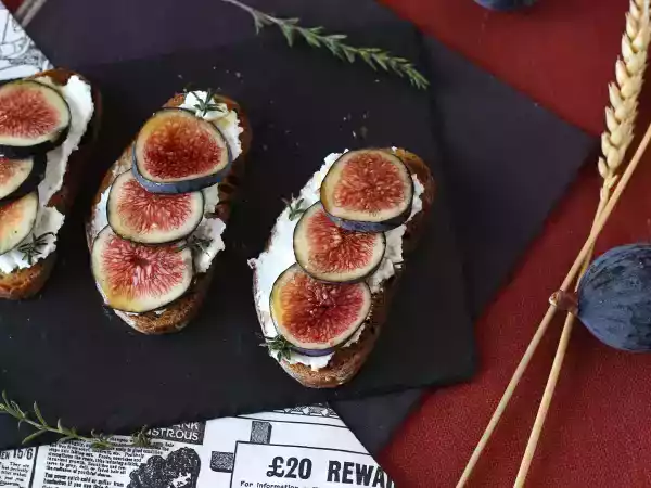 Ricetta Bruschetta di fichi con formaggio fresco, miele e rosmarino