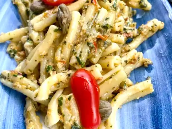 Ricetta Pasta con pesto eoliano e pomodori