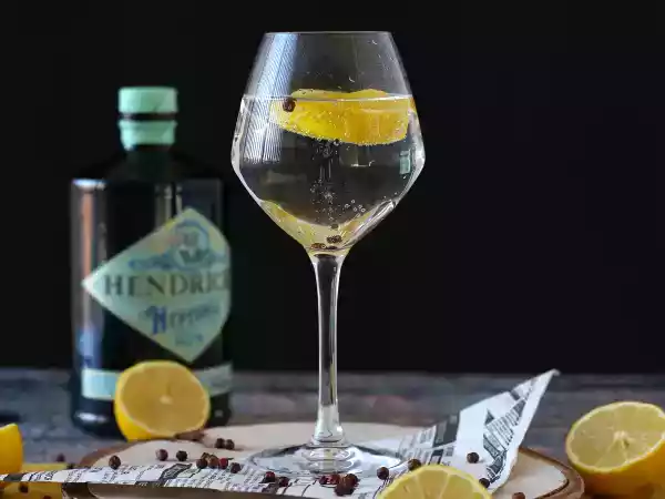 Ricetta Come preparare il gin tonic: le dosi per un drink perfetto!
