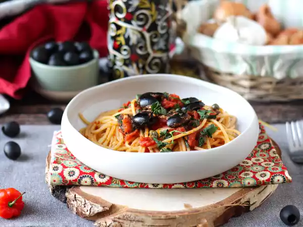 Ricetta Spaghetti alla puttanesca, un primo piatto velocissimo e gustoso