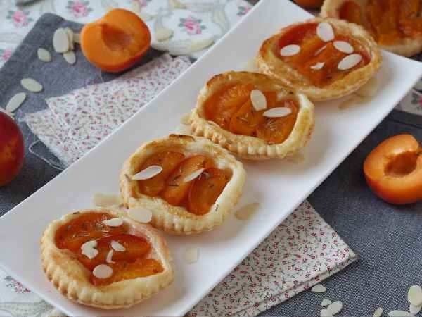 Ricetta Tortine di sfoglia alle albicocche, il dessert rapido con frutta fresca!