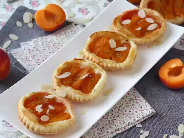 Ricetta Tortine di sfoglia alle albicocche, il dessert rapido con frutta fresca!