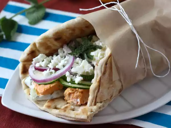 Ricetta Gyros al salmone, il panino di pesce perfetto per l'estate!