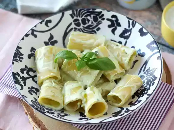 Ricetta Pasta con crema di ricotta e basilico