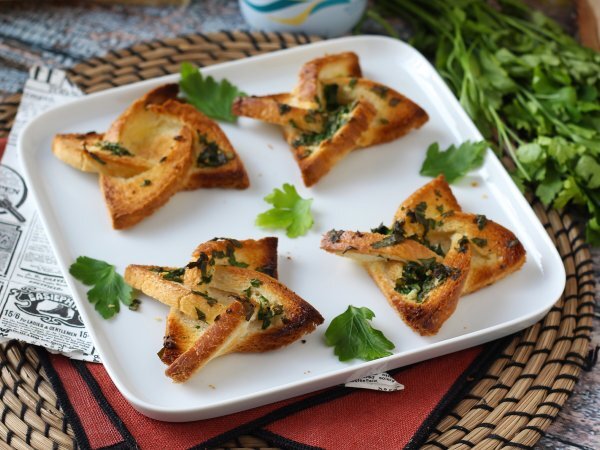 Ricetta Stelle di pane all'aglio, un ottimo aperitivo per le feste