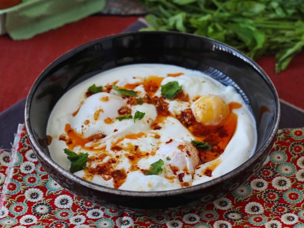 Ricetta Çılbır, le deliziose uova alla turca con yogurt e spezie