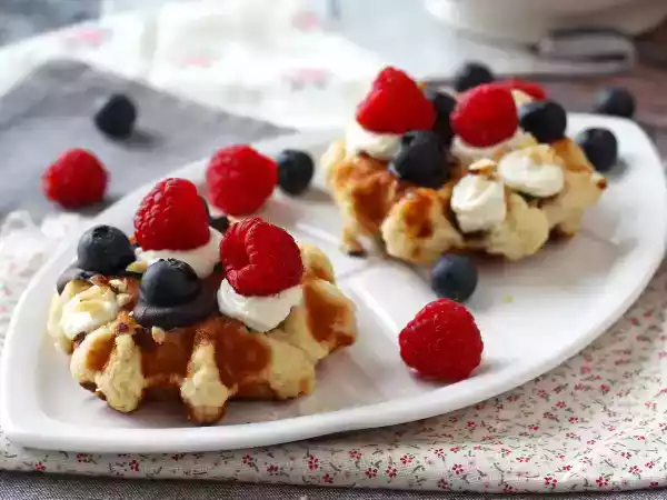 Ricetta Waffle con frutta, cioccolato e crema al mascarpone