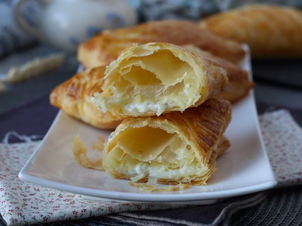 Ricetta Fagottini di sfoglia al formaggio, lo snack salato facilissimo da preparare!