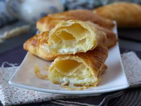 Ricetta Fagottini di sfoglia al formaggio, lo snack salato facilissimo da preparare!