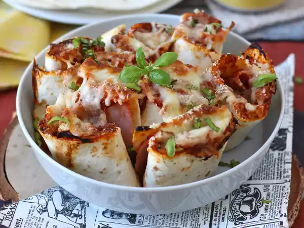 Ricetta Cosa fare con le piadine? una ricetta sfiziosa gusto pizza!