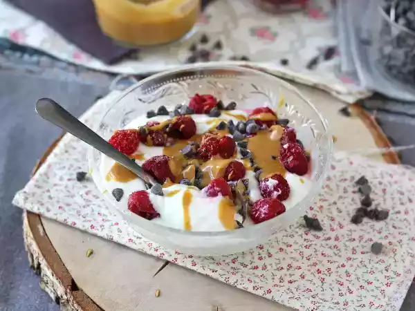 Ricetta Skyr bowl con frutti rossi, burro di arachidi e cioccolato