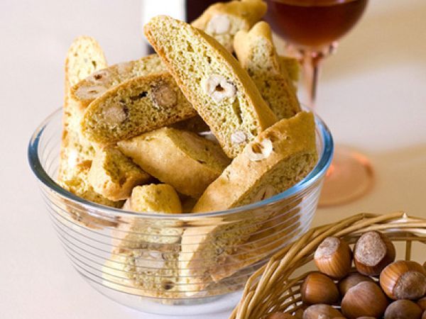 Ricetta Tozzetti alle nocciole della tuscia e un goccio di vin santo