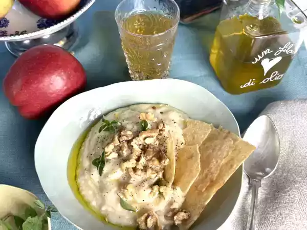 Ricetta Vellutata vegana di porri, sedano rapa e mela: leggera, cremosa e ricca di gusto