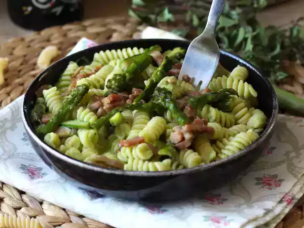 Ricetta Pasta cremosa asparagi e pancetta: ricetta facile e gustosa