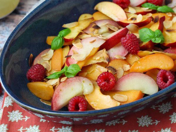 Ricetta Macedonia estiva facile con frutta di stagione: pesche, albicocche e lamponi