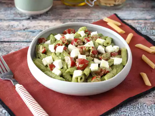Ricetta Pasta fredda con pesto di rucola, pomodorini e mozzarella: la ricetta estiva fresca e veloce