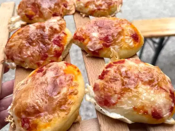 Ricetta Pizzette rosse soffici da forno: la ricetta perfetta per aperitivi e feste
