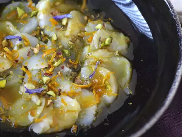 Ricetta Carpaccio di capesante con vinaigrette agrumata e pistacchi: antipasto elegante e veloce