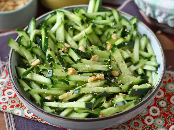 Ricetta Insalata di cetrioli piccante con arachidi croccanti e semi di sesamo