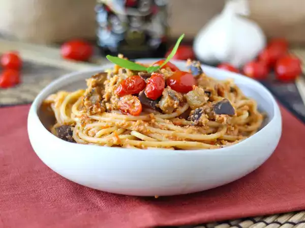 Ricetta Pasta con crema di melanzane e pomodorini: ricetta semplice e sfiziosa