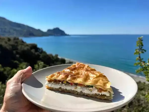 Ricetta Torta rustica di phyllo con ricotta, spinaci e verdure mediterranee